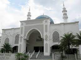 Selain besar dan megah, masjid ini juga dikelilingin taman yang ditata indah dan rapi. Masjid Al Bukhary Kuala Lumpur Malaysia Youtube