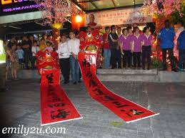 Menurut mitos dan tradisi sambutan chap goh mei, wanita yang belum berkahwin akan melontar buah limau mandarin bersama nama dan nombor telefon tertulis di buah itu ke dalam sungai untuk mencari pasangan hidup. Celebrating Chap Goh Mei Festival Walk From Emily To You
