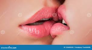 Урок поцелуя Целовать 2 друзей женщин 2 красивых лесбиянки в влюбленности  Крупный план целовать ртов женщин запальчиво Стоковое Фото - изображение  насчитывающей губы, естественно: 125602028