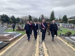Les clichés émaillant de l'actualité, les photos exclusives de paris match. Charente Francois Hollande S Est Recueilli Sur La Tombe De Francois Mitterrand A Jarnac