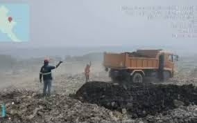 How is the Navotas landfill fire affecting air quality in Metro Manila?