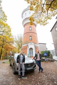 Jetzt hat sich der sender sat.1 zu den anschuldigungen geäußert. Sozialer Abstieg Mit 186 Stufen Millionars Paar Tauscht Hamburger Luxus Wasserturm Mit Mini Wohnung In Bremen In Plotzlich Arm Plotzlich Reich Am Mittwoch In Sat 1