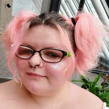 Hi! Someone wants to play together? ☺️ Anyone got any spare friendship  rose/bouquet? 🙏🏻 I play