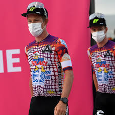 Mannschaftssets & trikotsätze individuell und schnell. Radikal Anders Ef Pro Cycling Im Skater Look Zum Giro Radsport News Com