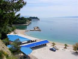 Only a quarter of his productive life was given to writing poetry, but many of the same values, attitudes, and feelings that are expressed in his poems achieve a fuller or more balanced formulation in his prose. Strand Kastelet Split Touristen Info Strand Kastelet Kroatien