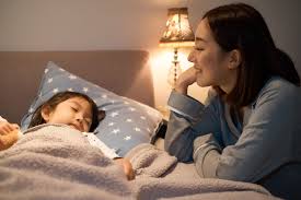 子どもの熱が一晩で下がる原因。病院行く？学校や保育園は｜医師監修 | kosodate LIFE（子育てライフ）