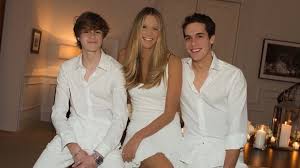 Census) elle was first listed in 1990 and reached its top rank of #374 in the u.s. Elle Macpherson Posiert Auf Magazin Cover Mit Ihren Sohnen Promiflash De