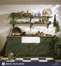 Eine wunderschöne spüle aus holz für die rustikale küche. Kuche Im Landhausstil Mit Bemalten Schrankes Mit Einfugung Butler Waschbecken Und Regale Uber Stockfotografie Alamy