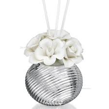 Fiori bianchi di gelsomino sullo sfondo bianco. Profumatore Fiori Bianchi Beltrami Cm 8x8 Profumatore Bel5569 102 Bomboniere Profumatori