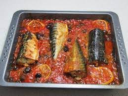 Ingrediente pentru reteta de macrou cu rosii si usturoi la cuptor. Reteta Macrou In Sos Tomat Youtube