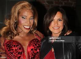 Mariska Hargitay and Billy Porter as 'Lola" pose backstage at "Kinky...  News Photo