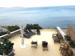 Per La Terrazza Relax Occorre Una Base Perfetta Per Arredare Con Gusto Il Pavimento In Resina Da Esterno Infinity Outd Scale Esterne Esterno Pavimento Esterno