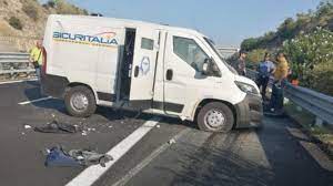 È fissato per il prossimo 27 aprile, dinanzi al gip per il rito abbreviato, l'appuntamento per i soggetti coinvolti nell'inchiesta sulle rapine ai portavalori. Foggia Assalto A Portavalori Spari E Auto A Fuoco A14 Bloccata Virgilionotizie