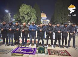أجواء رمضانية روحانية: آلاف المصلين يحيون صلاة التراويح في رحاب المسجد الأقصى