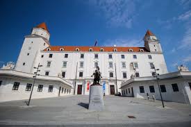 Die burg bratislava (bratislavsky hrad) erhebt sich auf einem hügel über der altstadt. Bratislava Insider Tipps Sehenswurdigkeiten Bratislava Burg Pressburg Donaukreuzfahrt Arosa 2 Brinisfashionbook