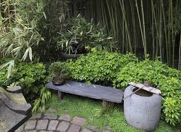 Reamenager Le Jardin Avec Des Matieres Brutes Ou Recyclees Comment Amenager Son Jardin Amenagement Jardin Jardins