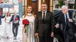 Prezes telewizji polskiej, jacek kurski nie ukrywa dumy, jaką czuje w związku z premierą serialu. Slub Jacka Kurskiego Pudelek