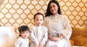 Pasangan rachel vennya dan niko al hakim selalu menarik perhatian para netizen. Bentuknya Lucu Harga Aksesoris Anak Rachel Vennya Ini Bikin Ngelus Dada