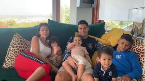 تعتبر جورجينا زوجة كريستيانو crestiano ronaldo، من أشهر عارضات الأزياء في العالم والفاشونيستات، حيث تقوم بعمل العديد من الإعلانات، ويأتي عبر حسابها georgina. Ø´Ø§Ù‡Ø¯ ÙƒÙŠÙ ÙŠÙ‚Ø¶ÙŠ ÙƒØ±ÙŠØ³ØªÙŠØ§Ù†Ùˆ ÙˆÙ‚ØªÙ‡ Ù…Ø¹ Ø§Ø¨Ù†Ù‡ Ø¬ÙˆÙ†ÙŠÙˆØ± ÙˆØ®Ø·ÙŠØ¨ØªÙ‡ Ø¬ÙˆØ±Ø¬ÙŠÙ†Ø§