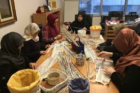 İhh i̇nsani yardım vakfı misyonunu gerçekleştirirken tüm dünyada öncelik sırasına göre savaş ve savaşın etkisinin sürdüğü… Yemen Icin Gazete Kagitlarindan Sepet Yapip Sattilar