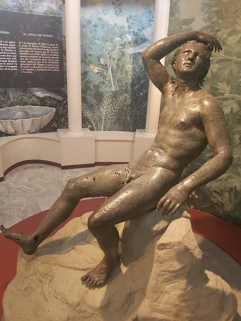 🏛️ El Apolo de Pinedo: un tesoro romano en Valencia Esta espectacular  escultura de bronce, de tamaño natural, representa al dios griego Apolo y  es una de las piezas más importantes del