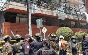 El momento fue captado por cámaras de seguridad y compartido a través de redes sociales, donde se muestra como dos vehículos circulan por la calle higuera esquina con textitlán. Copzolxaclwe3m