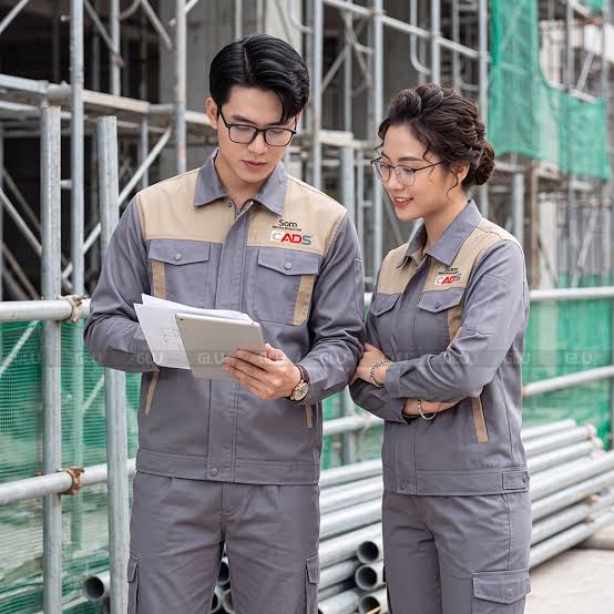 Mẫu áo đồng phục công nhân màu xám phối be hiện đại