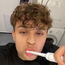 Robin Barone's Instagram, Twitter & Facebook