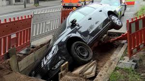 Auf eine ähnliche notbremse hatten sich anfang märz auch schon kanzlerin angela merkel (cdu) und die ministerpräsidenten verständigt. Dusseldorfer Feuerwehr Befreit Auto Aus Grube In Baustelle An Henkelstrasse
