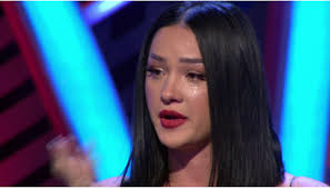 Mes britmave, Antonia i kundërvihet Melikut dhe lë studion