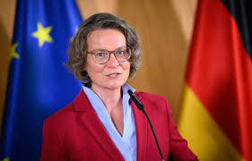 Lindura ff onlyfans OnlyFans is the social platform