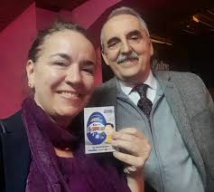 Guillermo Moreno y Nydia Lirola mostrando un sticker "Kim es Sorpresa"  emulando los famosos chocolates y en alusión al candidato Alejandro Kim