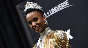 El concurso miss universo 2021 siguió al certamen celebrado en 2019, cuando fue coronada la sudafricana zozibini tunzi, que debió alargar su reinado hasta ahora debido a la pandemia de. Miss Universo 2019 La Piu Bella E La Sudafricana Zozibini Tunzi