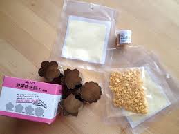 Leaf is a whole sheet which measure approx 80 x 80 mm and usually used if covering large areas (i.e. Edible Gold Leafsweetambs