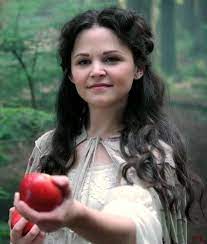 One thing you want to do with a round face is to keep a little hair out in front of the ear and not to tuck it back, like ginnifer did here. Pin By Lottie Loucraft On Sweet Once Upon A Time Ouat Ginnifer Goodwin