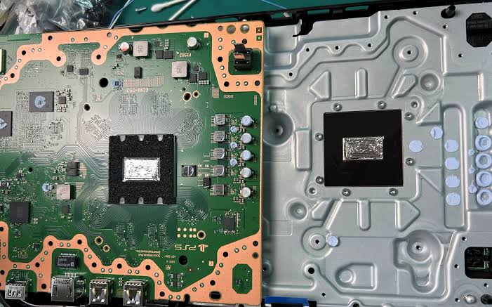 Silent PlayStation 5 Slim refresh targets liquid metal spill and  overheating concerns - VideoCardz.com