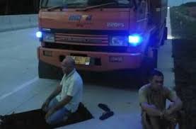 Loker soper truck jember hari ini : Fotonya Salat Di Tepi Jalan Viral Sopir Ini Dapat Berkah Tak Terduga Mobimoto Com