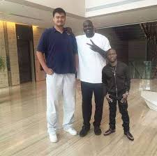 Kevin ist ein mensch, der regelmäßig trainiert. Yao Ming 7 5 Shaquille O Neal 7 1 And Kevin Hart 5 4 Pics