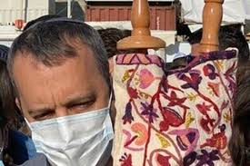 צלם בהיכל, לא נשב עם קריב בשום קואליציה ● אבל קריב עצמו היה האחרון להתרגש ממנה ● כשהוא מניף את דגל היהדות הליברלית, מי שצפוי להיות הרב הרפורמי הראשון. Dstkybvykeyjum