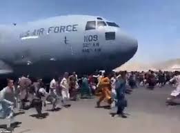 As darkness fell over kabul, the united states embassy warned americans still in kabul to shelter in place rather than trying to reach the airport. 6vvtu3xvfcwn M