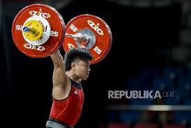 Rahmat berada di posisi ketiga, setelah atlet tiongkok dan venezuela. Rahmat Erwin Buka Peluang Ke Olimpiade Tokyo Republika Online