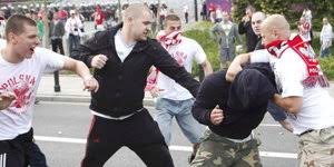 Śląsk wrocław rozmawia w sprawie przedłużenia kontraktu z hiszpańskim napastnikiem, ale musi się też liczyć z jego odejściem. Warnung Vor Europa League Spiel 96 Schal Lieber Zu Hause Lassen Taz De