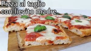 Mettiamo la farina in una ciotola bella capiente, aggiungiamo il lievito disidratato buongiorno, posso usare il lievito madre con lo stesso risultato? Pizza Al Taglio Con Lievito Madre Youtube