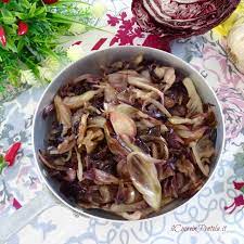 3 cespi di radicchio rosso trevigiano ½ cipolla 3 cucchiai olio poi sbucciate la ½ cipolla e affettatela sottilmente; Radicchio In Padella Ricetta Light E Veloce Passo Passo