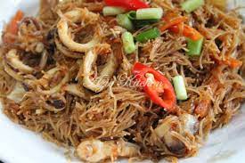 Bagi sesiapa yang masih ada stok daging, tak. Mee Hoon Goreng Yang Sangatlah Sedap Nyer Azie Kitchen