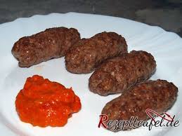 Rezept Fur 20 Cevapcici Die Im Backofen Gegart Werden Ein Gericht Fur Hackfleischrollchen Mit Viel Knoblauch Aus Chevapcici Rezept Rezepte Lebensmittel Essen