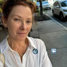 The rainbow connection. The lovers, the dreamers, and me. 💫 #kermitTHEfrog  #blondie