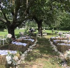 Wedding Venue Freie Trauung Vintage Wedding Strohballen Natural Wedding Outdoor Wedding Sommerlich Hochzeit Draussen Vintage Hochzeit Deko Gartenhochzeit