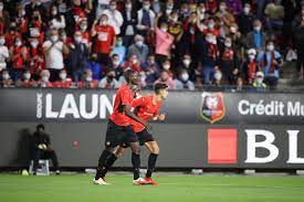 While the derby between rennes and nantes at roazhon park has just ended with the success of the locals 1 goal to 0 thanks to martin terrier, the match was marked by scenes of chaos around the stadium, with nantes supporters and rennes supporters who wanted to come into their own hands. Qszhblkbs Bt1m