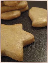 Je conseille de surveiller la première fournée pour définir le temps de hier soir j'ai tenté des biscuits de noël sans gluten en mixant pleins de recettes, ce fut un échec haha et aujourd'hui hop cette recette apparaît ! Biscuits De Noel Cannelle Et Amandes En Poudre Meli Melo Sucre Sale